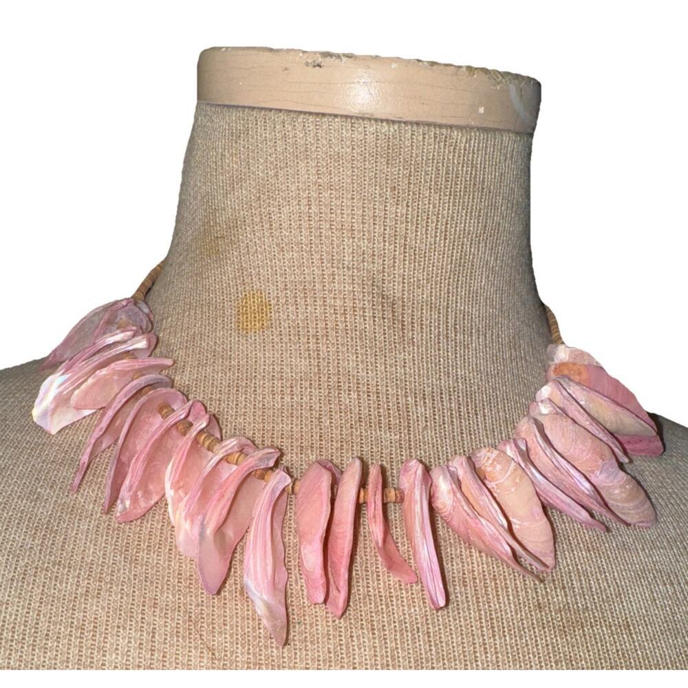 -NECKLACE Vintage 17.25" shell Choker, Screw Barrel Clasp